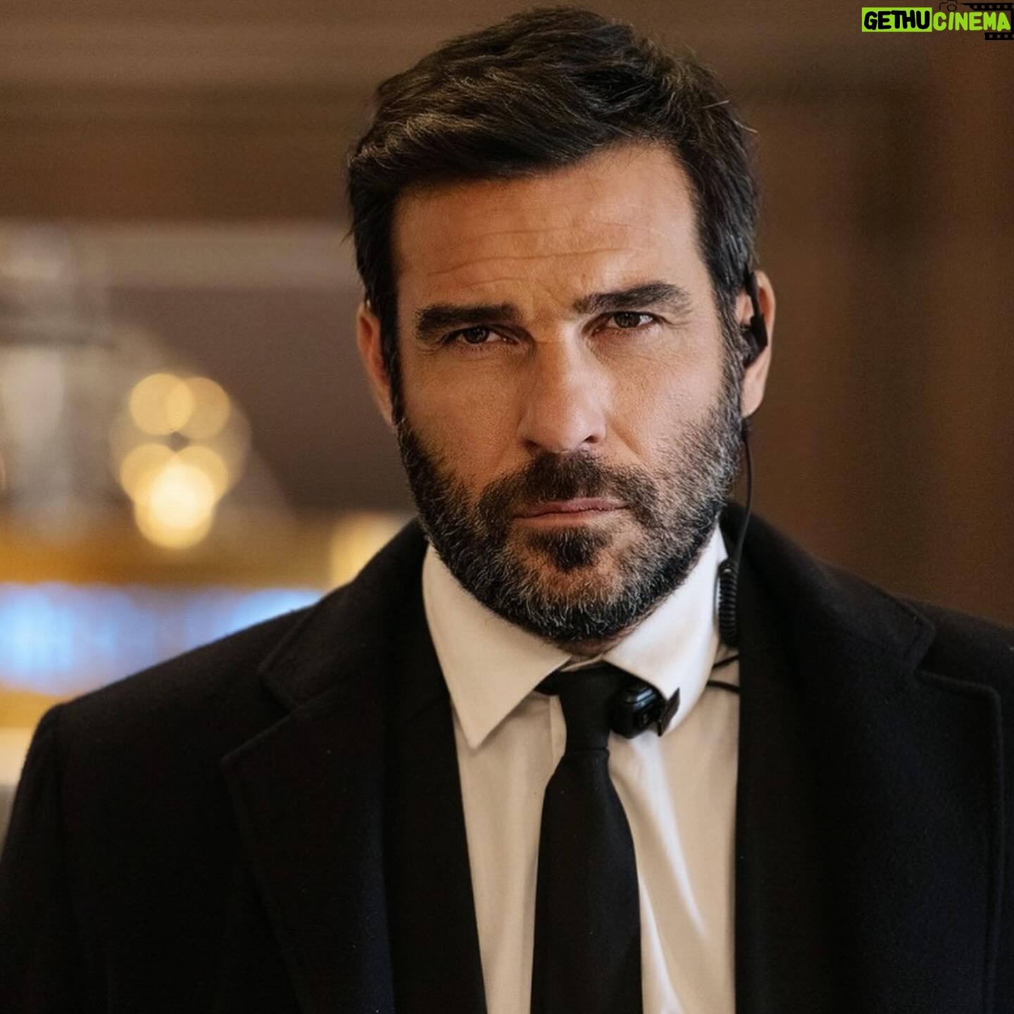 Edoardo Leo - 9.8K Likes - Ci siamo! Stasera lunedi 13 la penultima puntata de “Il Clandestino” prima del gran finale martedì 14. In queste due umtime puntate davvero scopriremo che ‘niente è come sembra’
Ovviamente tutta le altre puntate sono su @raiplay_official