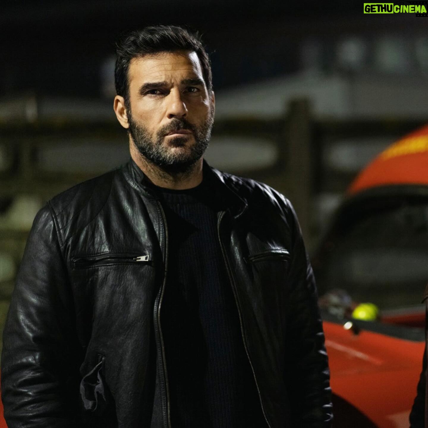 Edoardo Leo - 11.2K Likes - Grazie al sindacato giornalisti e critici italiani per questa candidatura come Miglior Attore per “Il Clandestino” che è candidato anche come miglior serie crime. Condivido questa candidatura con tutti gli attori del cast, che dai piccoli ai grandi ruoli sono stati essenziali e preziosi in ogni singola scena. E grazie al regista Rolando Ravello per avermi diretto con tutta l’attenzione e la sensibilitá che lui sa.
Lunedì 13 e martedi 14 le ultime due puntate. Il resto è su Raiplay