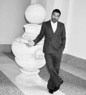 Edoardo Leo Instagram - Tra poco riparte una lunga tournee di #tiraccontounastoria e ho pensato di realizzare un libro fotografico con la storia di questo spettacolo che da tanti anni porto in giro, cambiandone forma e contenuti, e che ormai è un pezzo della mia vita. Lo distribuiremo nei teatri dove faró spettacolo e dove faremo degli incontri col pubblico e ho pensato ad un capitolo con le “vostre” foto. Se avete foto dello spettacolo o foto con me di qualsiasi anno che ritenete pubblicabili mandatemele a Libro.tiraccontounastoria@gmail.com e vediamo cosa ne esce fuori. Credo qualcosa di interessante. Grazie in anticipo. Vi aspetto nei teatri. 
E.