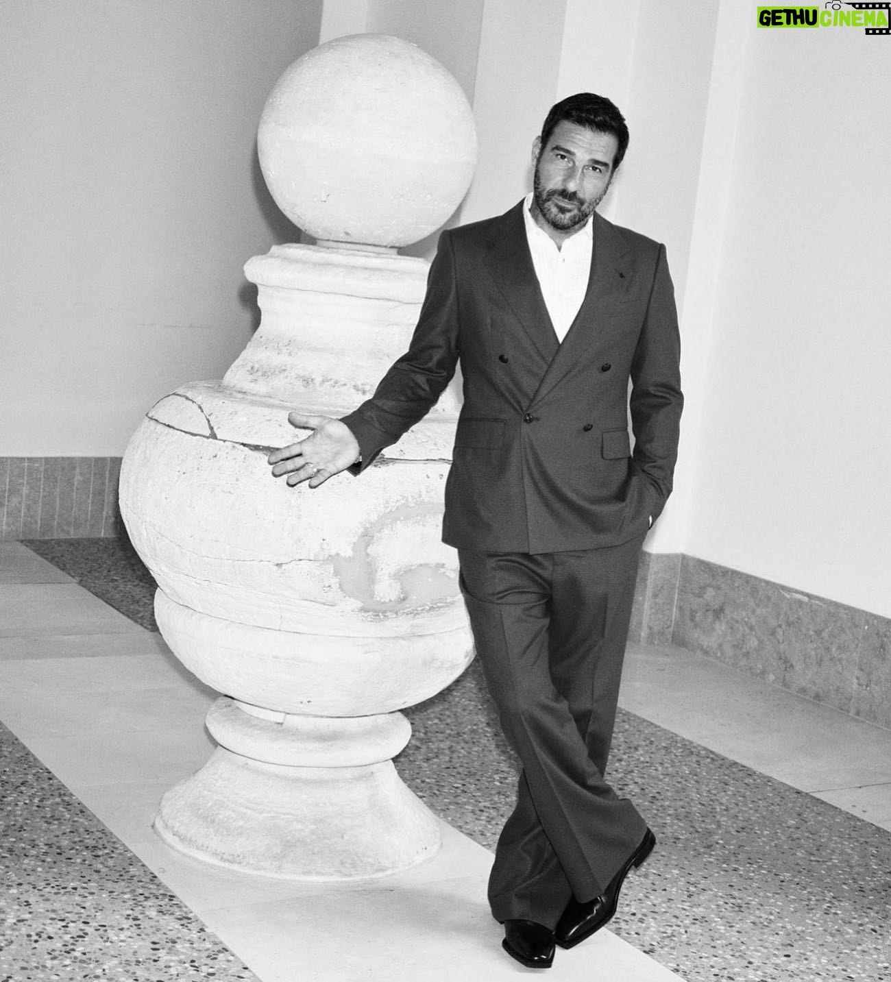 Edoardo Leo - 8.9K Likes - Tra poco riparte una lunga tournee di #tiraccontounastoria e ho pensato di realizzare un libro fotografico con la storia di questo spettacolo che da tanti anni porto in giro, cambiandone forma e contenuti, e che ormai è un pezzo della mia vita. Lo distribuiremo nei teatri dove faró spettacolo e dove faremo degli incontri col pubblico e ho pensato ad un capitolo con le “vostre” foto. Se avete foto dello spettacolo o foto con me di qualsiasi anno che ritenete pubblicabili mandatemele a Libro.tiraccontounastoria@gmail.com e vediamo cosa ne esce fuori. Credo qualcosa di interessante. Grazie in anticipo. Vi aspetto nei teatri.
E.