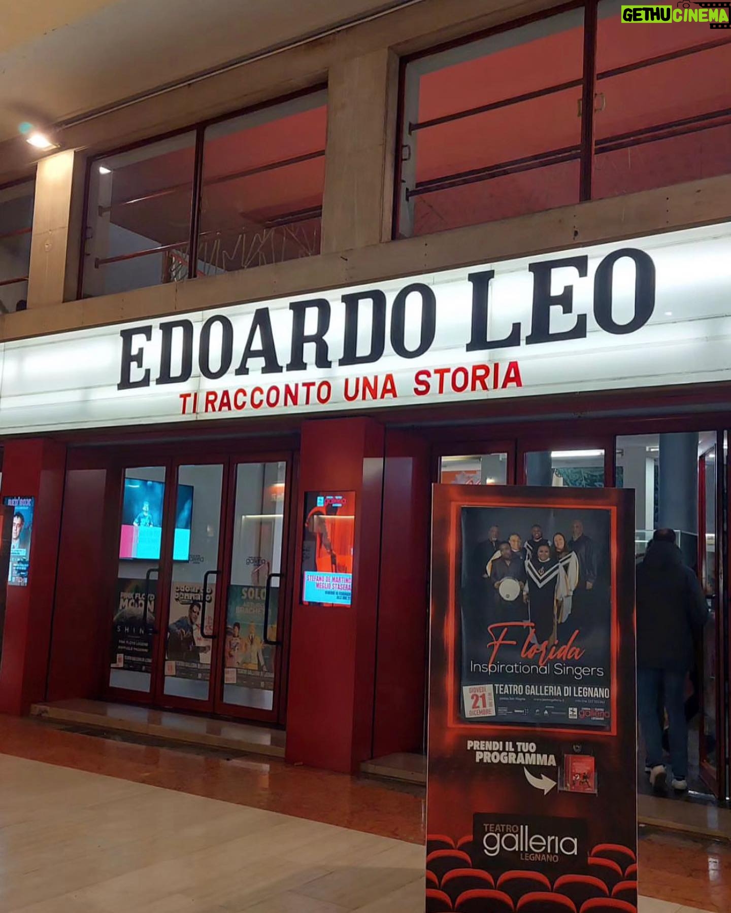 Edoardo Leo - 12.8K Likes - Finisce un pezzo importante del tour di #tiraccontounastoria e insieme al maestro @jonisbascir nel viaggio in treno del ritorno ripercorriamo tutti i momenti, gli aneddoti, gli errori, le sorprese, gli imprevisti, leggiamo i commenti e cerchiamo di fare un resoconto di quello che è successo. Per migliorarci e cercare nuove storie da raccontare. Grazie di cuore alle migliaia di persone interessate e coinvolte che non solo hanno assistito ma hanno ‘partecipato’ a questi 4 spettacoli in Lombardia.