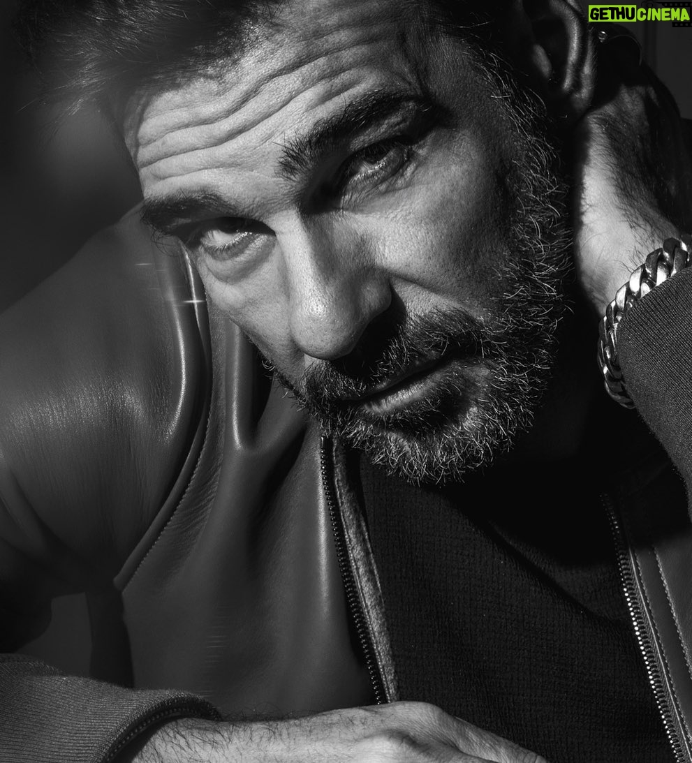 Edoardo Leo - 13.2K Likes - Sta per finire una lunga serie di repliche di #tiraccontounastoria
La settimana prossima in Lombardia dove faró due repliche il 13 e14 dicembre al Teatro degli Arcimboldi e saranno davvero due date speciali con ospiti a sorpresa che verranno a trovarmi sul palco. Poi proseguiamo il 15 a Varese ed il 16 a Legnano. Poi chiudiamo il sipario del 2023 con lo spettacolo di Capodanno all’Auditorium Parco della Musica a Roma. E riprendiamo nel 2024
Grazie a chi c’è stato, a chi ha partecipato. Grazie per le vostre risate, i vostri applausi, i vostri occhi lucidi. Ogni sera è stata una festa. Come sempre dovrebbe essere il teatro.