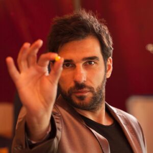 Edoardo Leo Instagram - Il 6 febbraio 2014 usciva al cinema un piccolo film che poi ha fatto una strada lunga. Sono passati già 10 anni da "Smetto quando voglio" e mi sembra impossibile. (Poi vedo la mia barba ora e invece è possibilissimo) Quel film ha spostato parecchie cose della mia vita, fatto nascere amicizie e ne ha cementate altre. Un gruppo meraviglioso, un momento felice. Grazie @_sydneysibilia_ per avermi fatto il regalo di poter dire: "Mi chiamo Pietro Zinni, sono un ricercatore universitario... e mi volevo soltanto comprare una lavastoviglie"