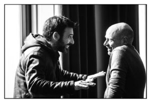 Edoardo Leo Instagram - #ilclandestino Fine riprese.
Chiudere il camper dopo sei mesi di set con la stessa troupe fa sempre un certo effetto. Si diventa ‘famiglia’. Li ringrazio tutti. Dietro questa foto ci sono 100 persone che hanno lavorato molto duramente per farci fare il nostro ‘gioco’ preferito. Recitare e far vivere una storia. Peró un grazie speciale è per questo signore al quale sono legato da una grande amicizia da tanti forse troppi anni. Rolando Ravello, il regista di questa serie che vi appassionerà, ne sono certo. Grazie “Rollo”, ogni giorno mi hai dato un motivo per ascoltarti e sorprendermi della tua visione. Bel viaggio. Fianco a fianco. Col sorriso. Quello vero. Come qui.