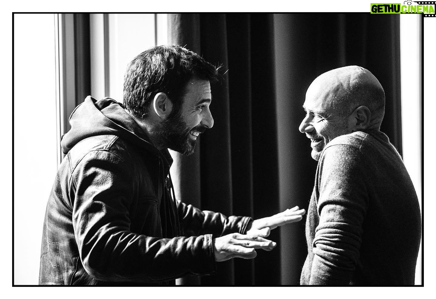 Edoardo Leo - 9.6K Likes - #ilclandestino Fine riprese.
Chiudere il camper dopo sei mesi di set con la stessa troupe fa sempre un certo effetto. Si diventa ‘famiglia’. Li ringrazio tutti. Dietro questa foto ci sono 100 persone che hanno lavorato molto duramente per farci fare il nostro ‘gioco’ preferito. Recitare e far vivere una storia. Peró un grazie speciale è per questo signore al quale sono legato da una grande amicizia da tanti forse troppi anni. Rolando Ravello, il regista di questa serie che vi appassionerà, ne sono certo. Grazie “Rollo”, ogni giorno mi hai dato un motivo per ascoltarti e sorprendermi della tua visione. Bel viaggio. Fianco a fianco. Col sorriso. Quello vero. Come qui.