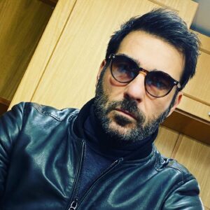 Edoardo Leo Instagram - #ilclandestino 
E le attese in camerino. 
Ho fatto la rima. 
Un poeta.