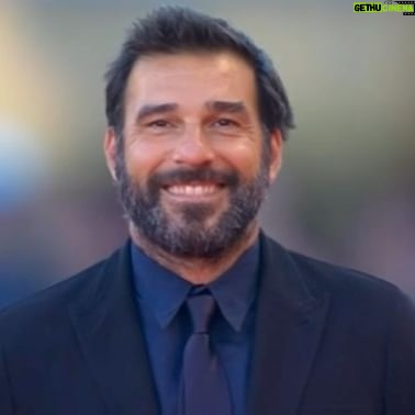Edoardo Leo - 16.8K Likes - Grazie ad Anna Praderio e al #tg5 per questo ritratto. Quando senti la sua voce leggera e inconfondibile pronunciare il tuo nome ti passa in testa la storia del cinema. Davvero grazie.
È così che iniziamo a parlare di #mia il nuovo film di @ivanodematteo che esce il 6 aprile al cinema.
Press @aliecolapietro