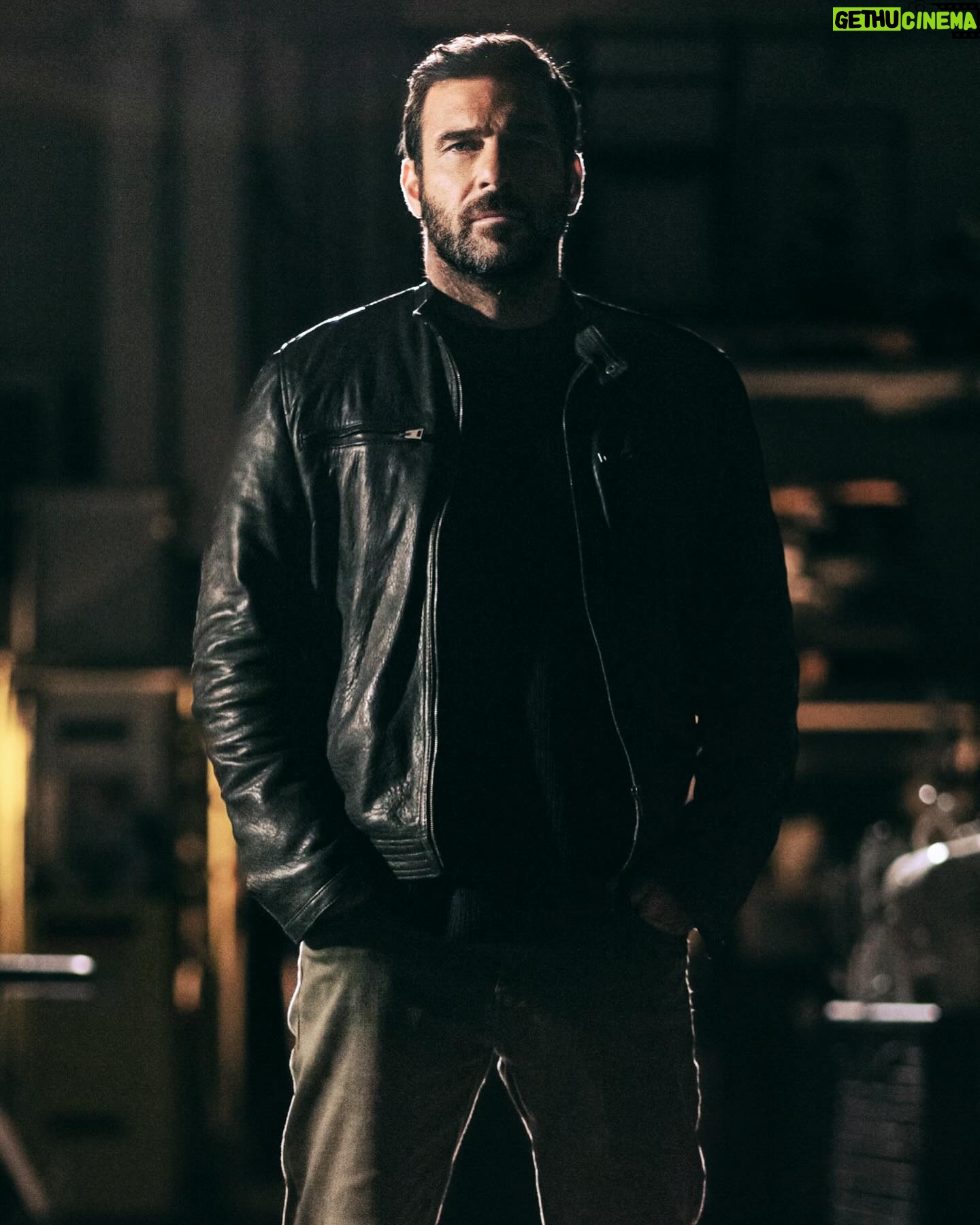 Edoardo Leo - 11.1K Likes - Tutti gli episodi de “Il Clandestino” disponibili da oggi su @netflixit
E sai che c’è… A questo punto me lo rivedo pure io…
