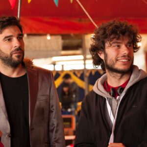 Edoardo Leo Instagram - Il 6 febbraio 2014 usciva al cinema un piccolo film che poi ha fatto una strada lunga. Sono passati già 10 anni da "Smetto quando voglio" e mi sembra impossibile. (Poi vedo la mia barba ora e invece è possibilissimo) Quel film ha spostato parecchie cose della mia vita, fatto nascere amicizie e ne ha cementate altre. Un gruppo meraviglioso, un momento felice. Grazie @_sydneysibilia_ per avermi fatto il regalo di poter dire: "Mi chiamo Pietro Zinni, sono un ricercatore universitario... e mi volevo soltanto comprare una lavastoviglie"