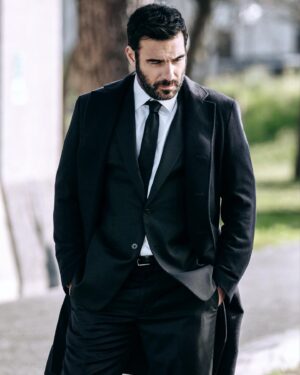 Edoardo Leo Instagram - Tutti gli episodi de “Il Clandestino” disponibili da oggi su @netflixit 
E sai che c’è… A questo punto me lo rivedo pure io…