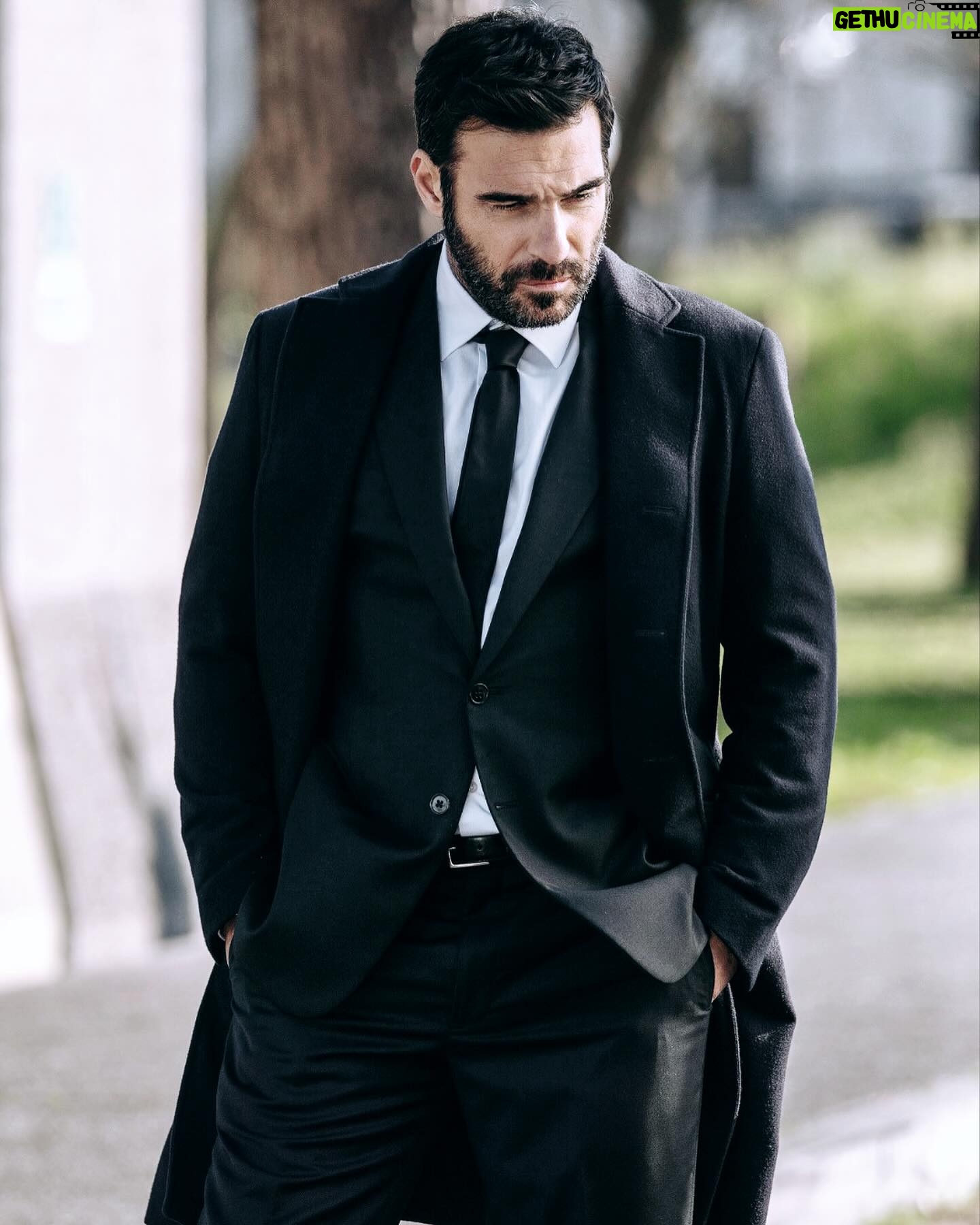 Edoardo Leo - 11.1K Likes - Tutti gli episodi de “Il Clandestino” disponibili da oggi su @netflixit
E sai che c’è… A questo punto me lo rivedo pure io…