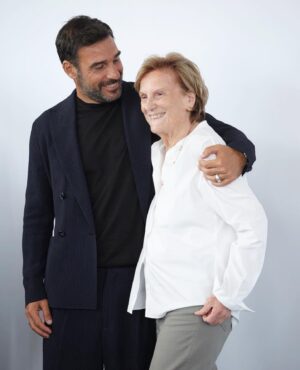 Edoardo Leo Instagram - Tra poco metto su lo smoking e accompagno questa straordinaria signora a ritirare il suo meritato Leone d’oro alla carriera al Festival di Venezia. È stato un onore e un privilegio essere diretto da Liliana Cavani nel suo ultimo film “L’ordine del tempo”. Un film, un personaggio ed un set che mi è rimasto addosso. E finalmente lo presentiamo oggi qui a @labiennale con grande emozione. 

Grazie a  @giorgioarmani