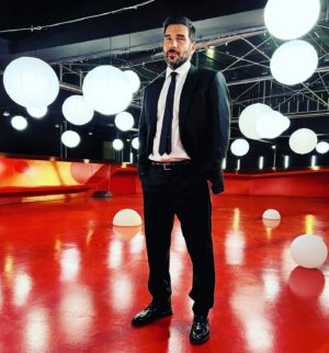 Edoardo Leo Instagram - Certe notti sul set vedi cosi tanta gente lavorare con passione in un incastro di professionalità cosi tanto diverse tra loro che non si puó non dare ragione a Truffaut: 
“L'arte del film può esistere solo e davvero attraverso un tradimento altamente organizzato della realtà”. 
 #ilclandestino #set