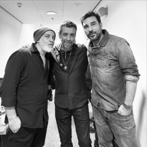 Edoardo Leo Instagram - “Le cose che abbiamo in comune”
Ieri sono stato ospite del meraviglioso concerto di @danielesilvestri.official 
Tra le 4850 cose che abbiamo in comune la prima è l’amicizia e l’ultima è che quest’anno festeggiamo insieme 30 anni di palcoscenici, di storie, di teatri e canzoni. 30 lunghissimi (e brevissimi), faticosi, altalenanti, incredibili, mirabolanti anni. Ieri ci siamo raccontati, confessati e abbracciati come non succedeva da tempo. Avere per amico un artista che ammiri è un bel regalo. Ogni tanto bisogna scartarlo. E tra i regali che Daniele mi ha fatto, oltre al podcast (che vedrete presto) e a poter cantare con lui la mia canzone preferita che è #sonoio , c’è quel signore col cappello abbracciato a noi. @misusmusic che da altrettanti anni scrive le colonne sonore di tutti i miei film da regista. Tutti. E continuerá a farlo. 
E poi, dopo due lacrimucce, alla fine ieri, come sempre, abbiamo fatto un po’ di sana caciara. 
È ancora in scena a Roma per alcune date. Fatevi questo regalo.