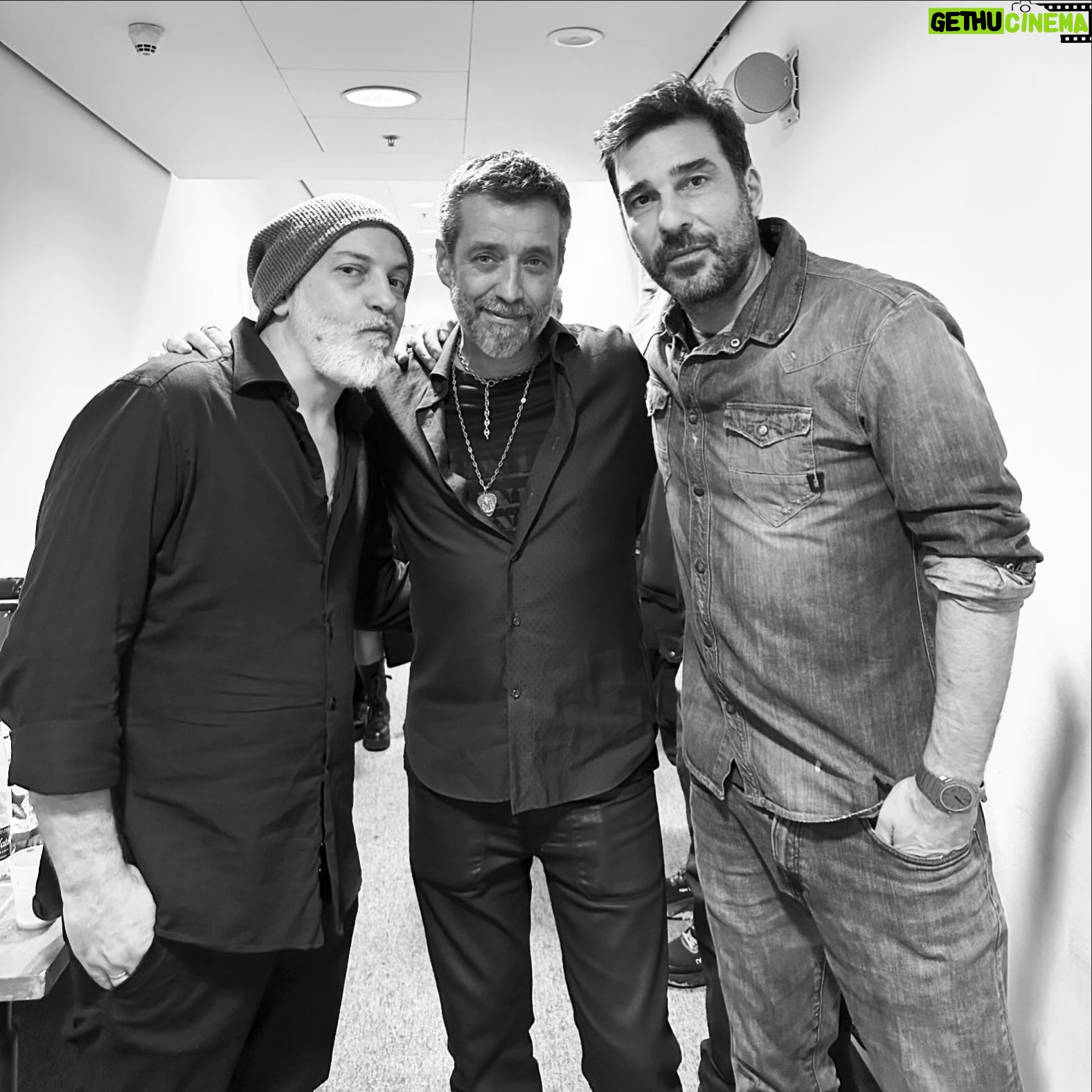 Edoardo Leo - 8.6K Likes - “Le cose che abbiamo in comune”
Ieri sono stato ospite del meraviglioso concerto di @danielesilvestri.official
Tra le 4850 cose che abbiamo in comune la prima è l’amicizia e l’ultima è che quest’anno festeggiamo insieme 30 anni di palcoscenici, di storie, di teatri e canzoni. 30 lunghissimi (e brevissimi), faticosi, altalenanti, incredibili, mirabolanti anni. Ieri ci siamo raccontati, confessati e abbracciati come non succedeva da tempo. Avere per amico un artista che ammiri è un bel regalo. Ogni tanto bisogna scartarlo. E tra i regali che Daniele mi ha fatto, oltre al podcast (che vedrete presto) e a poter cantare con lui la mia canzone preferita che è #sonoio , c’è quel signore col cappello abbracciato a noi. @misusmusic che da altrettanti anni scrive le colonne sonore di tutti i miei film da regista. Tutti. E continuerá a farlo.
E poi, dopo due lacrimucce, alla fine ieri, come sempre, abbiamo fatto un po’ di sana caciara.
È ancora in scena a Roma per alcune date. Fatevi questo regalo.