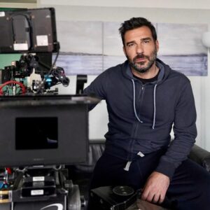 Edoardo Leo Instagram - Come molti altri miei compleanni, alla fine si festeggia sul set. Consapevole del sudato privilegio di poterlo fare. Stavolta sul set del #clandestino con una troupe splendida con cui condivido da quasi 5 mesi albe e lunghe notti di riprese di questa bellissima serie. Ringrazio tutti per i messaggi di affetto e stima. Per festeggiare insieme vi ricordo che #mia è ancora al cinema e vi aspetta. Grazie!
Ps. Eh sì ho espresso un desiderio.