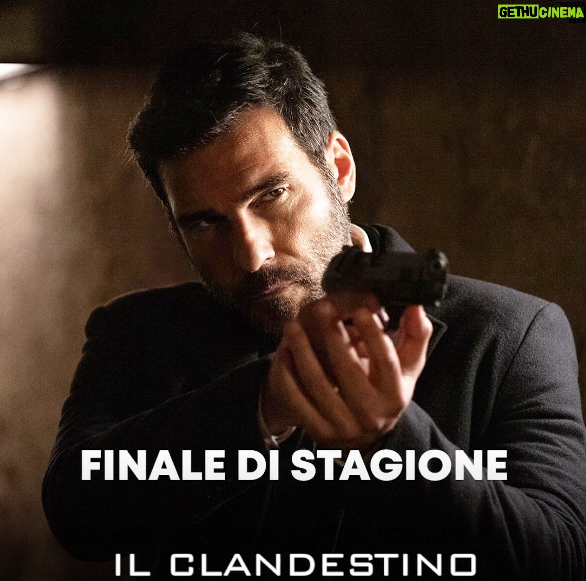 Edoardo Leo - 10.1K Likes - Stasera gli ultimi due episodi, l’ultima puntata. Grazie a chi ci ha seguito con passione. La stessa che abbiamo messo noi per girare questa lunga serie che si occupa, tra le altre cose, di tanta gente che sta al margine, in difficoltà. Di tanti che fingiamo non esistano. E di come possiamo sfruttare il dolore per fare qualcosa di utile. Anche se non lo rendiamo pubblico.
“Perchè aiuti tutta questa gente?”
“Perchè ho tanto tempo libero…”
#ilclandestino