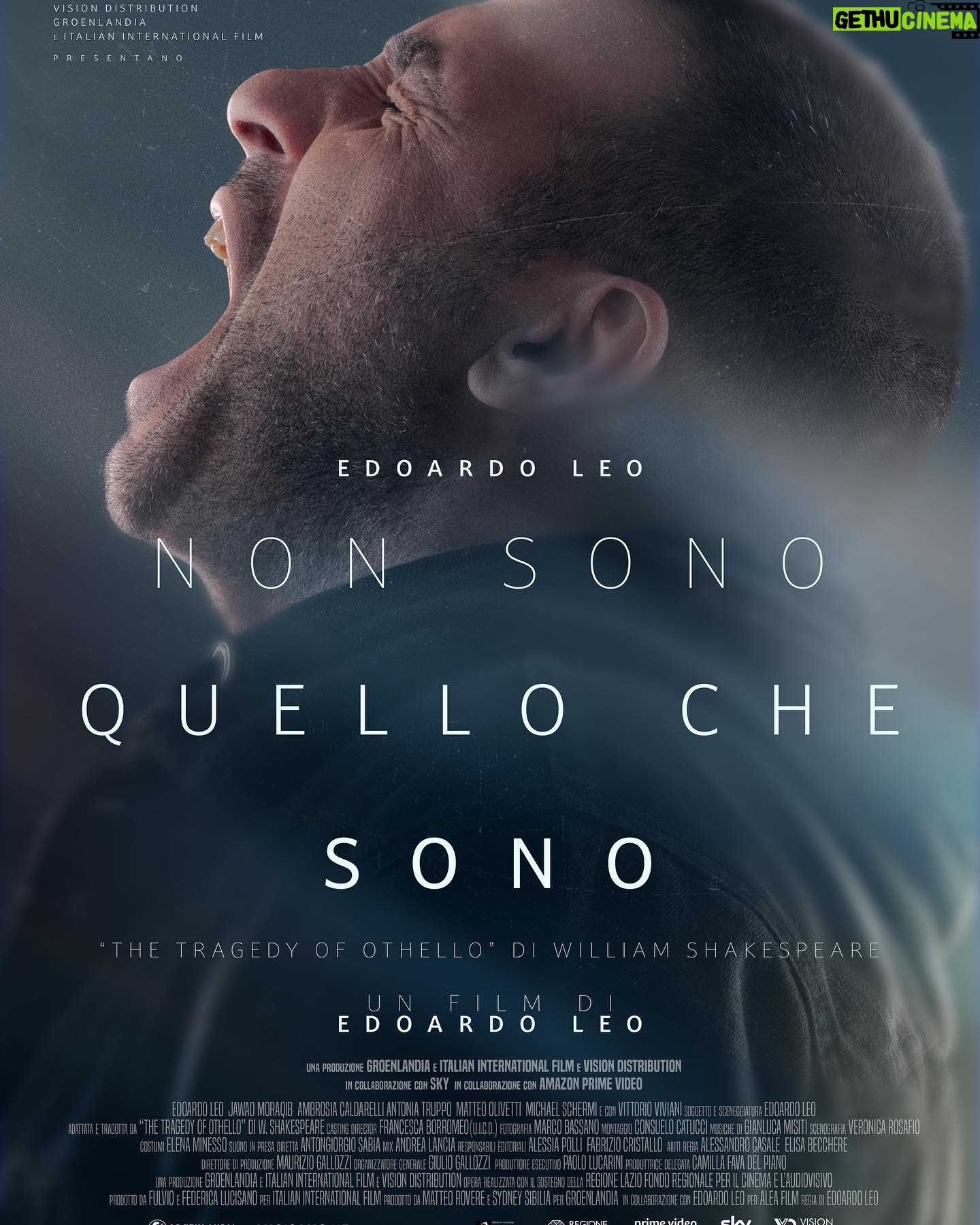 Edoardo Leo - 8.6K Likes - Questo è il teaser poster di #nonsonoquellochesono che verrà presentato in anteprima assoluta al 76 @filmfestlocarno
L’Otello di Shakespeare non ha bisogno di essere raccontato. Ha solo bisogno di essere riletto esattamente com'è stato scritto, con la sola forza del dialetto a riportarlo al presente. Iago, Otello, Desdemona sono purtroppo ancora tra noi. La devastante cronaca di fatti che accadono ogni giorno raccontata attraverso un grande classico. Ambientata nei primi anni 2000, una storia senza tempo in cui il bene e il male si mescolano in un vortice di inganni, tradimenti e folle gelosia.