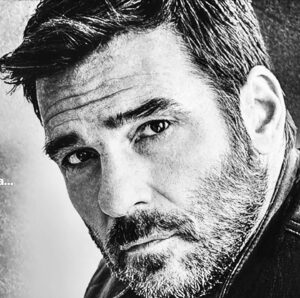 Edoardo Leo Instagram - Stasera gli ultimi due episodi, l’ultima puntata. Grazie a chi ci ha seguito con passione. La stessa che abbiamo messo noi per girare questa lunga serie che si occupa, tra le altre cose, di tanta gente che sta al margine, in difficoltà. Di tanti che fingiamo non esistano. E di come possiamo sfruttare il dolore per fare qualcosa di utile. Anche se non lo rendiamo pubblico. 
“Perchè aiuti tutta questa gente?”
“Perchè ho tanto tempo libero…”

#ilclandestino
