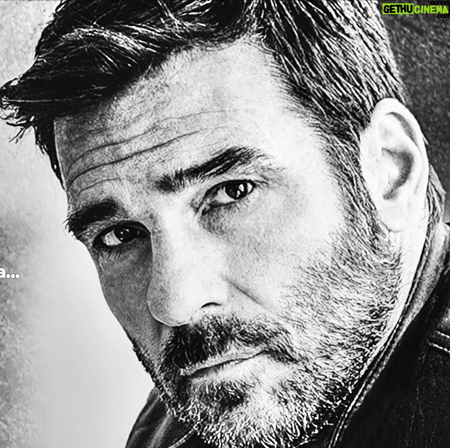 Edoardo Leo - 10.1K Likes - Stasera gli ultimi due episodi, l’ultima puntata. Grazie a chi ci ha seguito con passione. La stessa che abbiamo messo noi per girare questa lunga serie che si occupa, tra le altre cose, di tanta gente che sta al margine, in difficoltà. Di tanti che fingiamo non esistano. E di come possiamo sfruttare il dolore per fare qualcosa di utile. Anche se non lo rendiamo pubblico.
“Perchè aiuti tutta questa gente?”
“Perchè ho tanto tempo libero…”
#ilclandestino