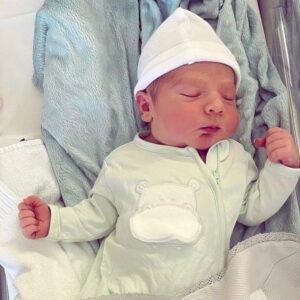 Edu Aguirre Instagram - Qué felicidad❤️
Bienvenido hijo mío. 
Gracias @julia_mmsalmean por tanto. 
La familia sigue creciendo.
