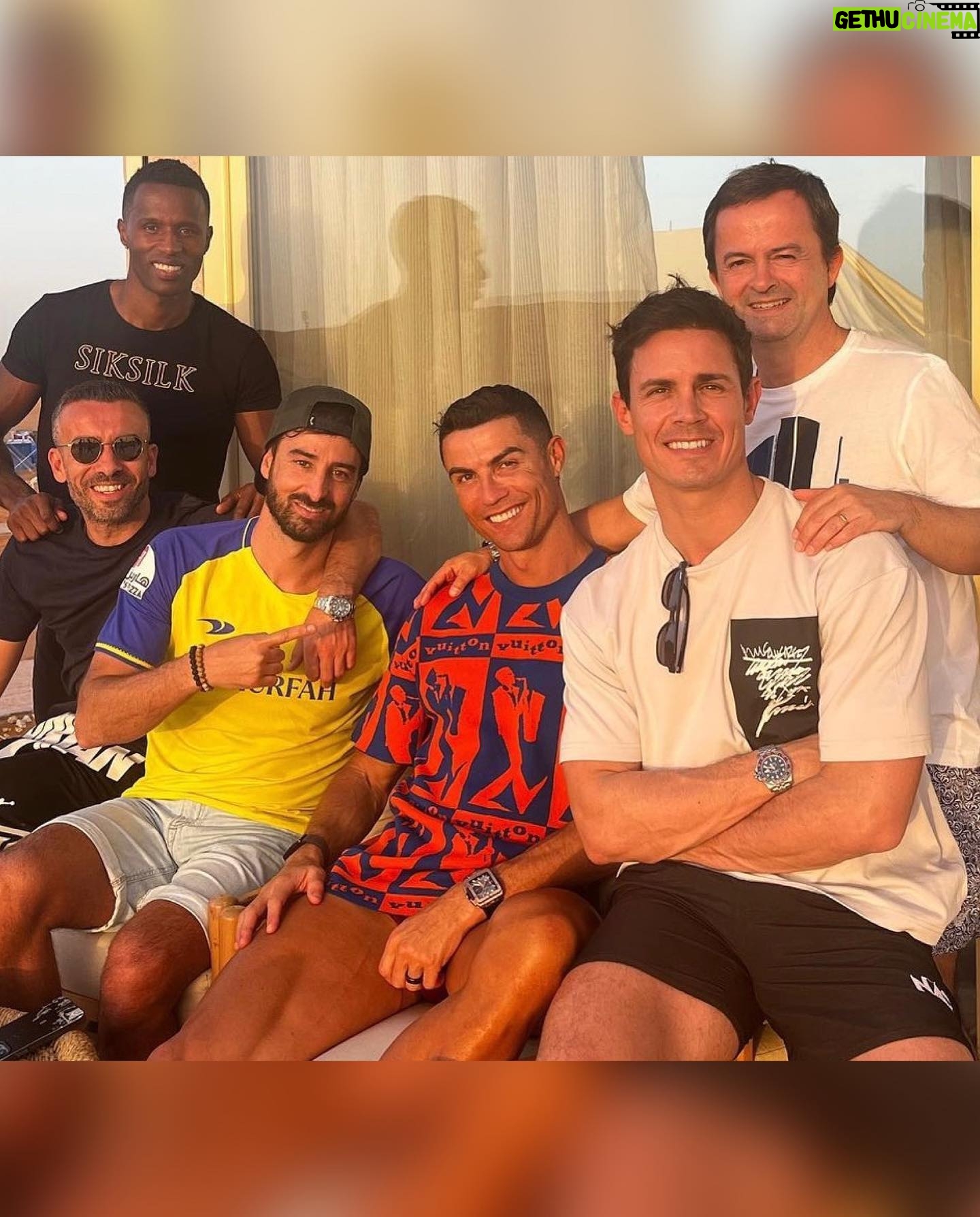 Edu Aguirre - 0.9 Million Likes - Feliz cumpleaños mi hermano!!
Lo mejor está siempre por llegar.
@cristiano