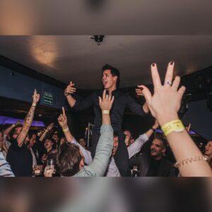 Edu Aguirre Instagram - Gracias a todos por una noche inolvidable. Seguir cumpliendo años rodeado de la gente que más quiero es el motor de mi vida. Eché mucho de menos a mi papá y a mi hermana @palomaaguirre13 
Especial agradecimiento a @teatrobarcelo por el cariño puesto en todo y hacerme sentir como en casa.
Y también a @clonti.eventos por la maravillosa decoración del lugar siempre con una sonrisa y ocupándose de absolutamente todo de principio a fin. 
OS QUIERO.
PD: Preparaos ya para la del año que viene…