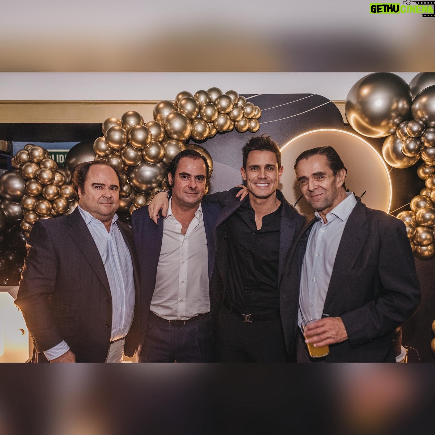Edu Aguirre - 61.3K Likes - Gracias a todos por una noche inolvidable. Seguir cumpliendo años rodeado de la gente que más quiero es el motor de mi vida. Eché mucho de menos a mi papá y a mi hermana @palomaaguirre13
Especial agradecimiento a @teatrobarcelo por el cariño puesto en todo y hacerme sentir como en casa.
Y también a @clonti.eventos por la maravillosa decoración del lugar siempre con una sonrisa y ocupándose de absolutamente todo de principio a fin.
OS QUIERO.
PD: Preparaos ya para la del año que viene…