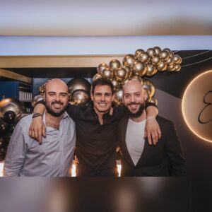 Edu Aguirre Instagram - Gracias a todos por una noche inolvidable. Seguir cumpliendo años rodeado de la gente que más quiero es el motor de mi vida. Eché mucho de menos a mi papá y a mi hermana @palomaaguirre13 
Especial agradecimiento a @teatrobarcelo por el cariño puesto en todo y hacerme sentir como en casa.
Y también a @clonti.eventos por la maravillosa decoración del lugar siempre con una sonrisa y ocupándose de absolutamente todo de principio a fin. 
OS QUIERO.
PD: Preparaos ya para la del año que viene…