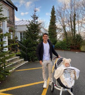 Edu Aguirre Instagram - Feliz 2022!! 
Salud para todos❤️🙏🏼
Lo mejor está siempre por llegar.