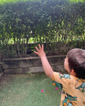 Edu Soto Instagram - Hoy mi hijo cumple 3 años. Digo “mi hijo” y un escalofrío recorre mi cuerpo porque aún no me acostumbro a ese peso específico. Lo hemos celebrado en casa con sus compañeritos y amigos y los padres de los susodichos. Creo que todos hemos sido muy felices… yo 100%
Le doy las gracias a @cristina_pascual_godoy por haber hecho posible mi sueño de formar una familia. También os digo que hay momentos muy muy difíciles… pero no me imagino unos compañeros de viaje mejores que la familia que hemos formado. Feliz cumpleaños Imel. Eres un niño absolutamente maravilloso. Tu luz ilumina todas mis sombras. Te quiero hijo mío.