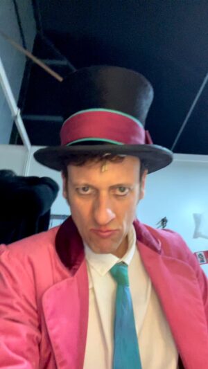 Edu Soto Instagram - Estas cosas le tengo que hacer a mi hijo para que se vaya a dormir mientras curro… jajaja. Le flipa WILLY Wonka. Y al hacerlo su padre, pues tiene enchufe!! 😂😂😂😂
En fin, que me hace hacer horas extras!!