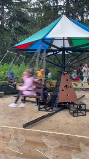 Edu Soto Instagram - Ayer estuve con la familia en la feria medieval de Ávila. Todo una maravilla, pero lo de este hombre… Me petó la cabeza!! En los tiempos que corren de tecnología en absolutamente todo, ahí está él: atracción a pedal!! Sostenible a tope!! Toda mi admiración!!