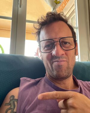 Edu Soto Instagram - Para todo hay una salida de emergencia!! 
Detrás de una puerta puedes encontrar la solución. Solo hay que salir…