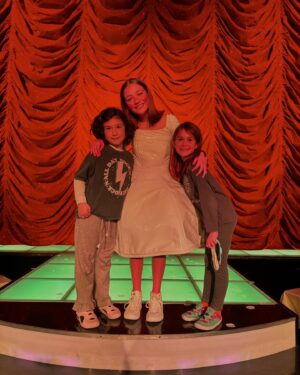 Eduardo Fuentes Instagram - En Paradise Latín de París con Alma y su amiga Ema. Un hermoso espectáculo para niños y padres donde la música, la magia y la fantasía se dan cita en un teatro como este, el cabaret más antiguo de la ciudad luz.
