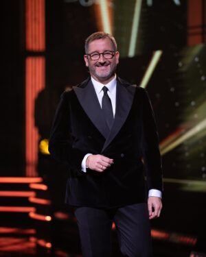 Eduardo Fuentes Instagram - Muy feliz de presentar por quinta vez los @pulsarchile 
Esta vez en las pantallas de @tvn 
Look @majo_olas y @cielomilano 
Fotos @derekfernandez