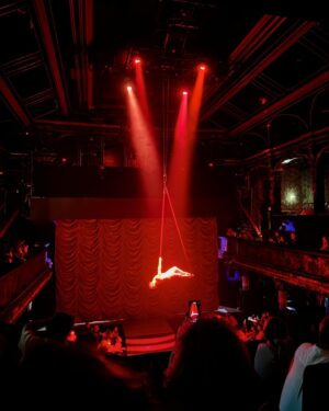 Eduardo Fuentes Instagram - En Paradise Latín de París con Alma y su amiga Ema. Un hermoso espectáculo para niños y padres donde la música, la magia y la fantasía se dan cita en un teatro como este, el cabaret más antiguo de la ciudad luz.