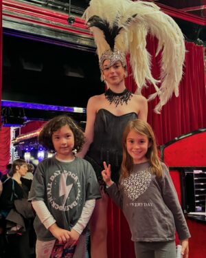 Eduardo Fuentes Instagram - En Paradise Latín de París con Alma y su amiga Ema. Un hermoso espectáculo para niños y padres donde la música, la magia y la fantasía se dan cita en un teatro como este, el cabaret más antiguo de la ciudad luz.