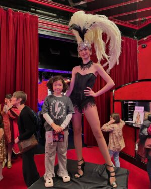 Eduardo Fuentes Instagram - En Paradise Latín de París con Alma y su amiga Ema. Un hermoso espectáculo para niños y padres donde la música, la magia y la fantasía se dan cita en un teatro como este, el cabaret más antiguo de la ciudad luz.