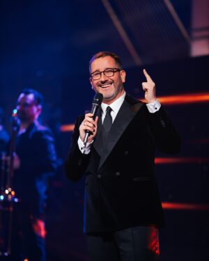 Eduardo Fuentes Instagram - Muy feliz de presentar por quinta vez los @pulsarchile 
Esta vez en las pantallas de @tvn 
Look @majo_olas y @cielomilano 
Fotos @derekfernandez