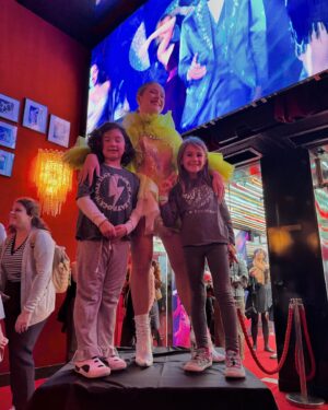 Eduardo Fuentes Instagram - En Paradise Latín de París con Alma y su amiga Ema. Un hermoso espectáculo para niños y padres donde la música, la magia y la fantasía se dan cita en un teatro como este, el cabaret más antiguo de la ciudad luz.