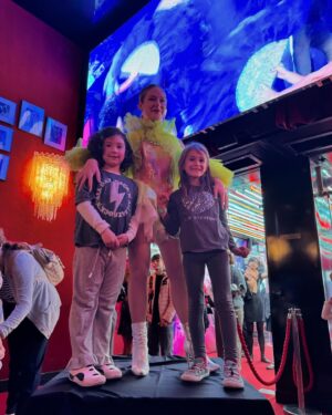 Eduardo Fuentes Instagram - En Paradise Latín de París con Alma y su amiga Ema. Un hermoso espectáculo para niños y padres donde la música, la magia y la fantasía se dan cita en un teatro como este, el cabaret más antiguo de la ciudad luz.