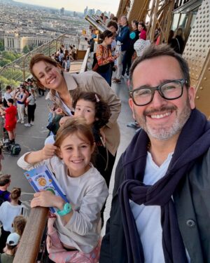 Eduardo Fuentes Instagram - Acá revisando los recuerdos del viaje. Viajar abre mundos, no importa donde, lo importante es abrirse a la experiencia de descubrir nuevos lugares, experiencias, sonidos.