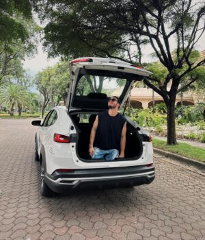 Eduardo Maruri Instagram - then i found you 🥹 @fiat_ecuador 

El maletero del #fastback tiene tanto espacio que entro hasta parado. También duermo mejor que en mi casa (ver última foto)