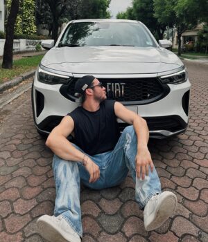 Eduardo Maruri Instagram - then i found you 🥹 @fiat_ecuador 

El maletero del #fastback tiene tanto espacio que entro hasta parado. También duermo mejor que en mi casa (ver última foto)