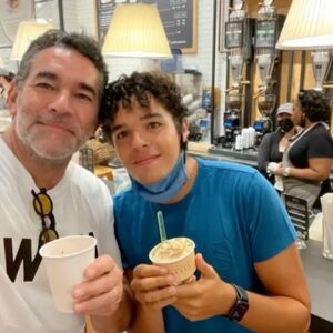 Eduardo Santamarina Instagram - Lo que hace un buen café y un helado… de verdad te pone a cantar… iiiuuuuuii😂😂😂😂Te Amooo mi Edu hermosoooo💯❤️te deseo todo el éxito, en esta nva etapa de tu vida, VENGA💯👊🙏