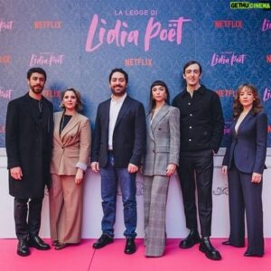 Eduardo Scarpetta Instagram - “La legge di Lidia Poët” da domani 15 febbraio solo su @netflixit 

la felicità senza le parole 

@groenlandia_film 
@othersrl 
@volver.actor 
@la_sara_kane 
@vaneboz 
@giannichiffi 
@consuelo.deandreis 
@mariodif 
@giorgioarmani