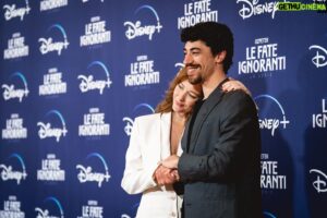 Eduardo Scarpetta Instagram - una luce, una principessa, un principe, un’emozione, un passo, una vita 

“Le fate ignoranti” la serie di @ferzanozpetek dal 13 aprile su @disneyplusit

grazie 
@fendi 
@campari.it 
@volver.actor 
@othersrl 
@stregisrome

#redpassion 
#camparicinema 
#campariredcarpetnights 
#disneyplus 
#lefateignoranti