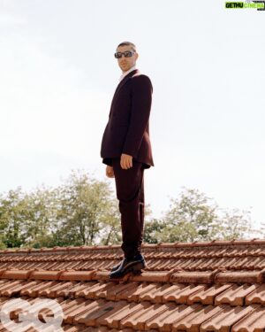 Eduardo Scarpetta Instagram - grazie @fendi e @gqitalia 

#gqgiugno2022 
intervista di @saturnienne 
foto di @anna_adamo 
stylist @chiaraspen 

@othersrl 
@volver.actor