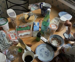 Edward Blom Instagram - Det är så tjusigt med influensernas frukostbilder.  Så här ser det ut hos en trebarnsfamilj.